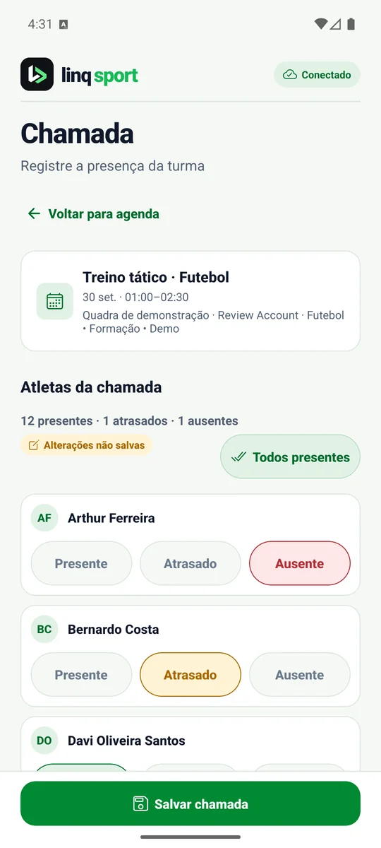 Chamada da turma no app, com presente, atrasado e ausente para cada atleta